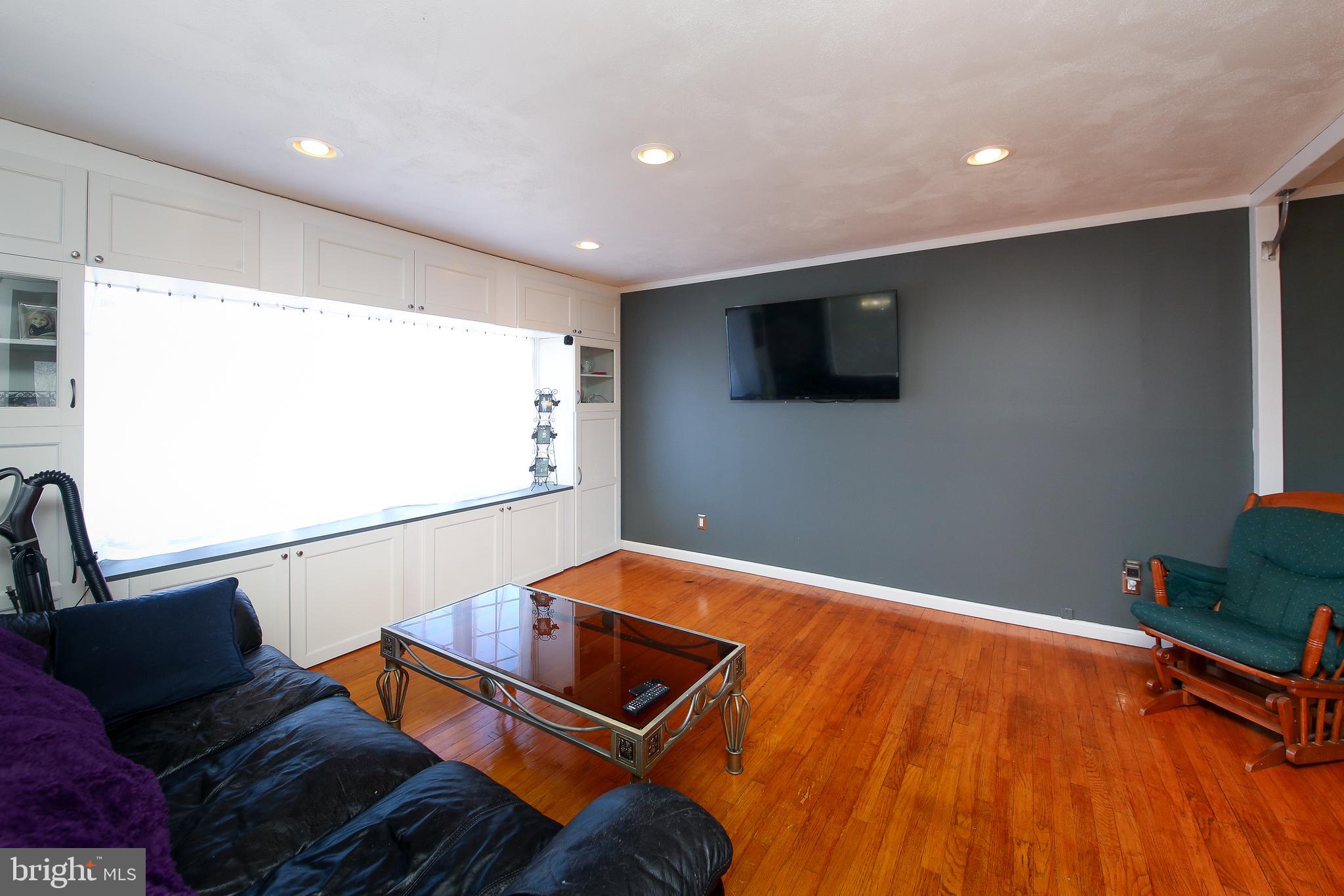 685 Union Road Quakertown, PA 18951 - Photo 11 of 44 a room with wooden floor and furniture