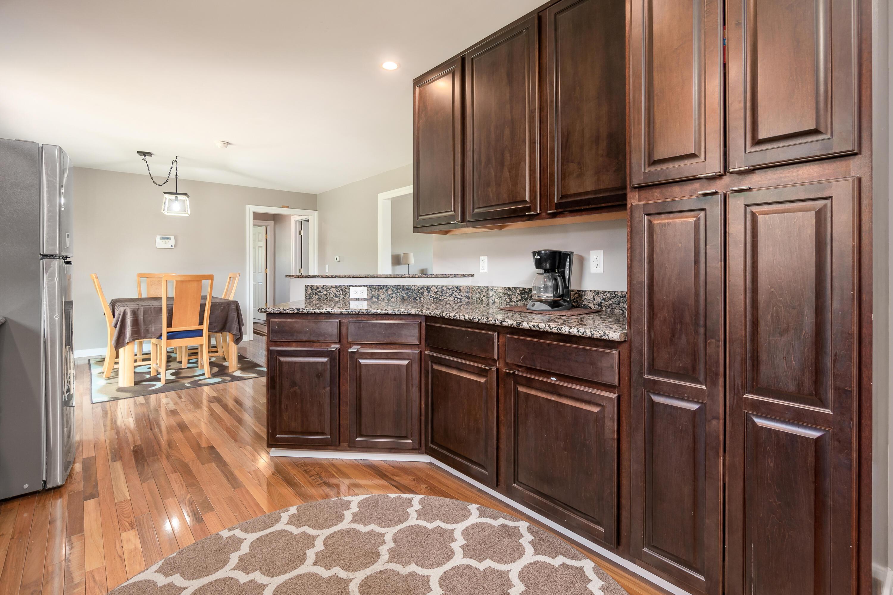 6285 Feder Road Columbus, OH 43228 - Photo 9 of 21 i_6285_Feder kitchen4
