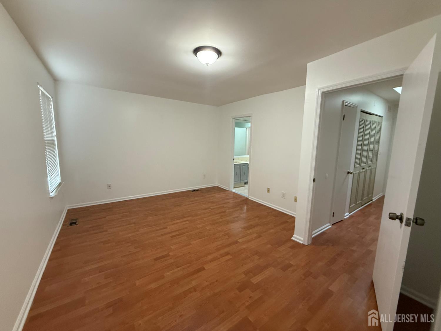 405 Maplecrest Road Edison, NJ 08820 - Photo 8 of 13 an empty room with a mirror