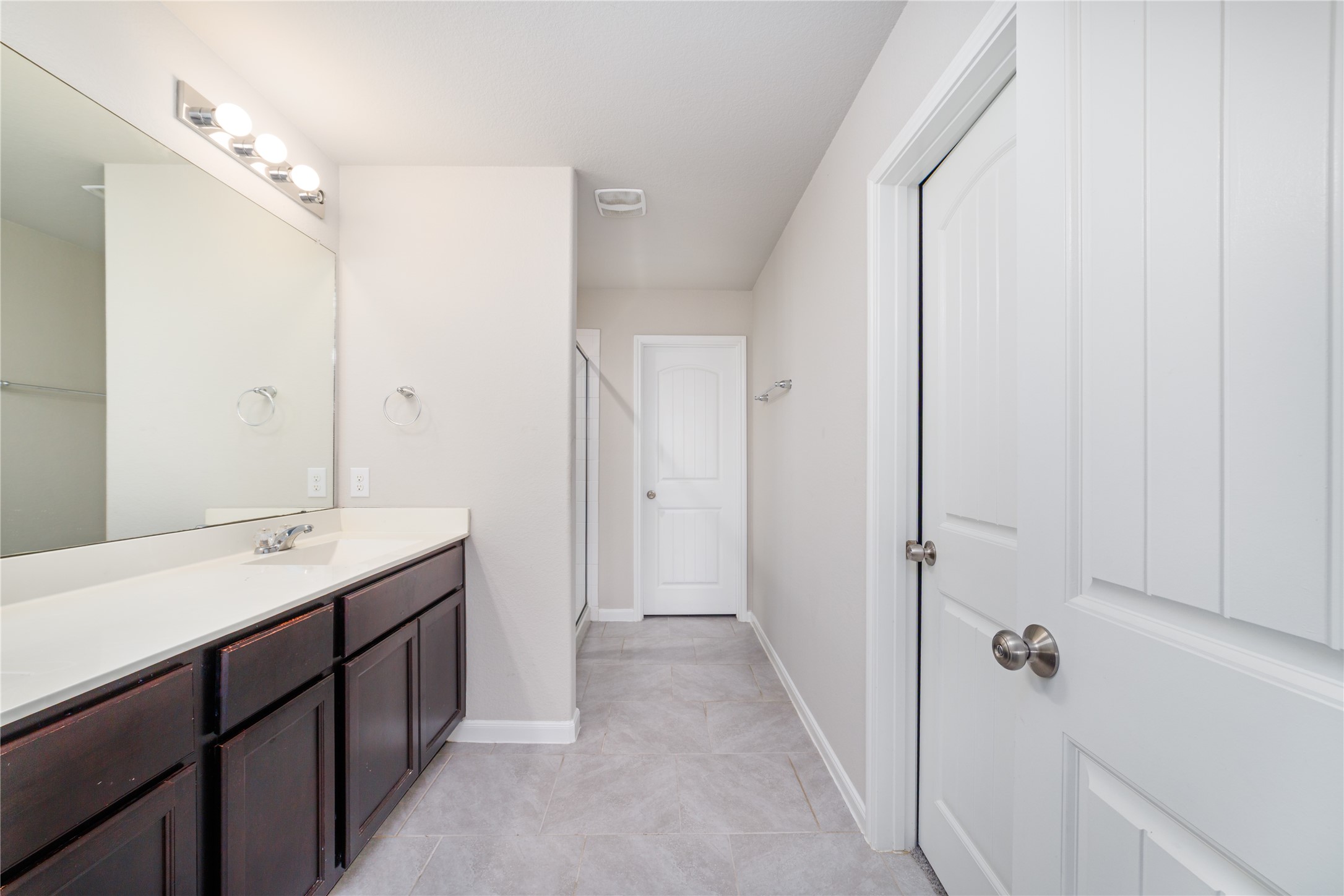 8307 Oakleaf Meadow Court Rosharon, TX 77583 - Photo 20 of 39 a bathroom with a double vanity sink and mirror