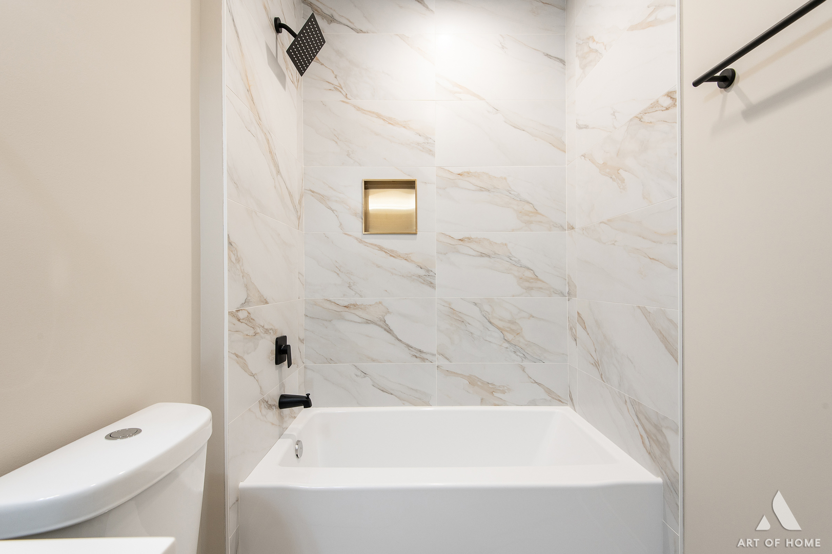 10229 South Aberdeen Street Chicago, IL 60643 - Photo 14 of 33 a bathroom with a bathtub and a toilet