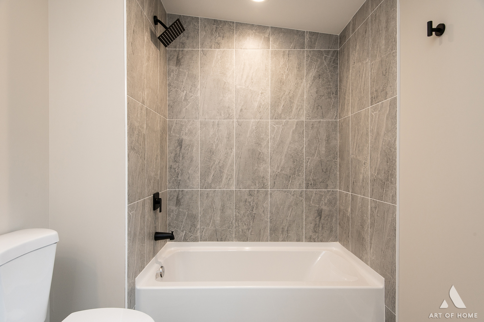 10229 South Aberdeen Street Chicago, IL 60643 - Photo 31 of 33 a bathroom with a bathtub and a toilet