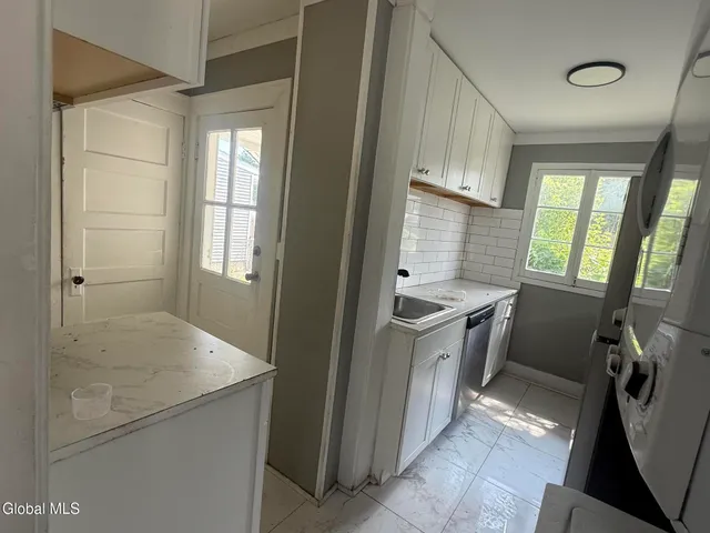 $1,750 | 2228 Guilderland Avenue, Schenectady, NY 12306