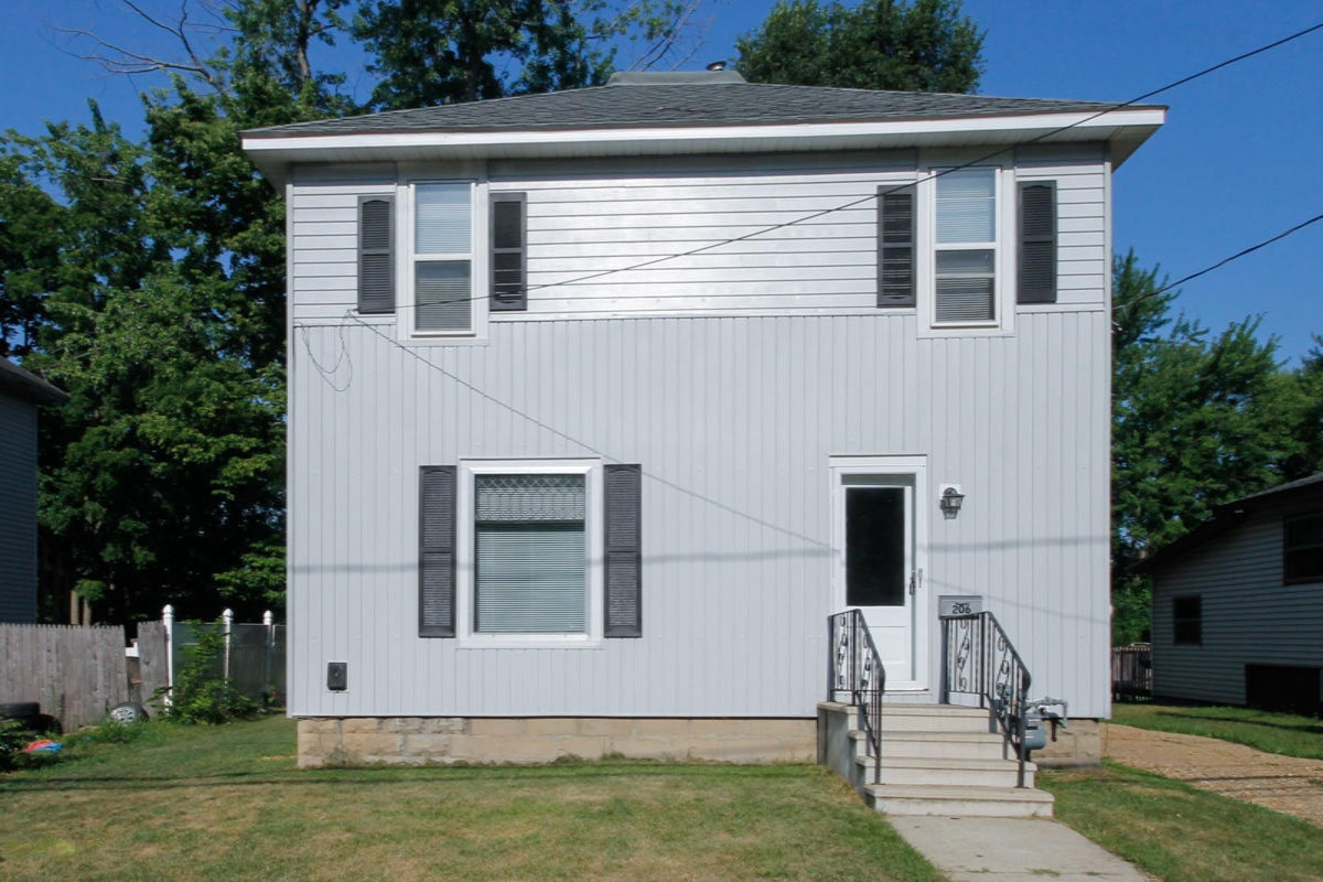 206 Middle Street Three Rivers, MI 49093 - Photo 2 of 23 206 Middle St-102