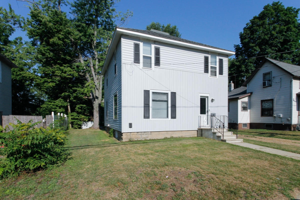 206 Middle Street Three Rivers, MI 49093 - Photo 3 of 23 206 Middle St-103