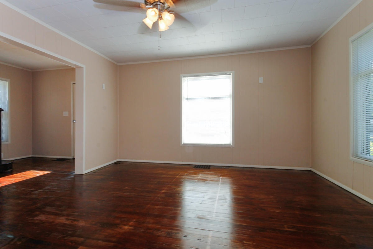 206 Middle Street Three Rivers, MI 49093 - Photo 5 of 23 206 Middle St-105