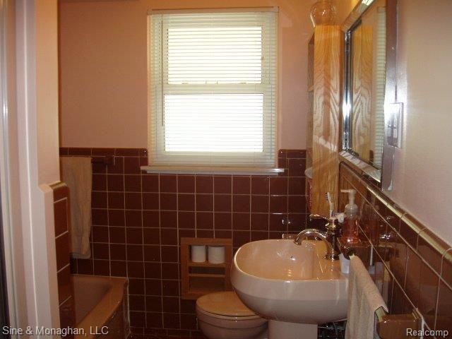 2659 Bembridge Road Royal Oak, MI 48073 - Photo 12 of 25 TUB & SEP SHOWER