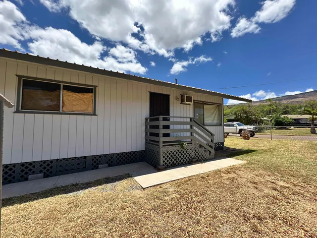 a view of a backyard