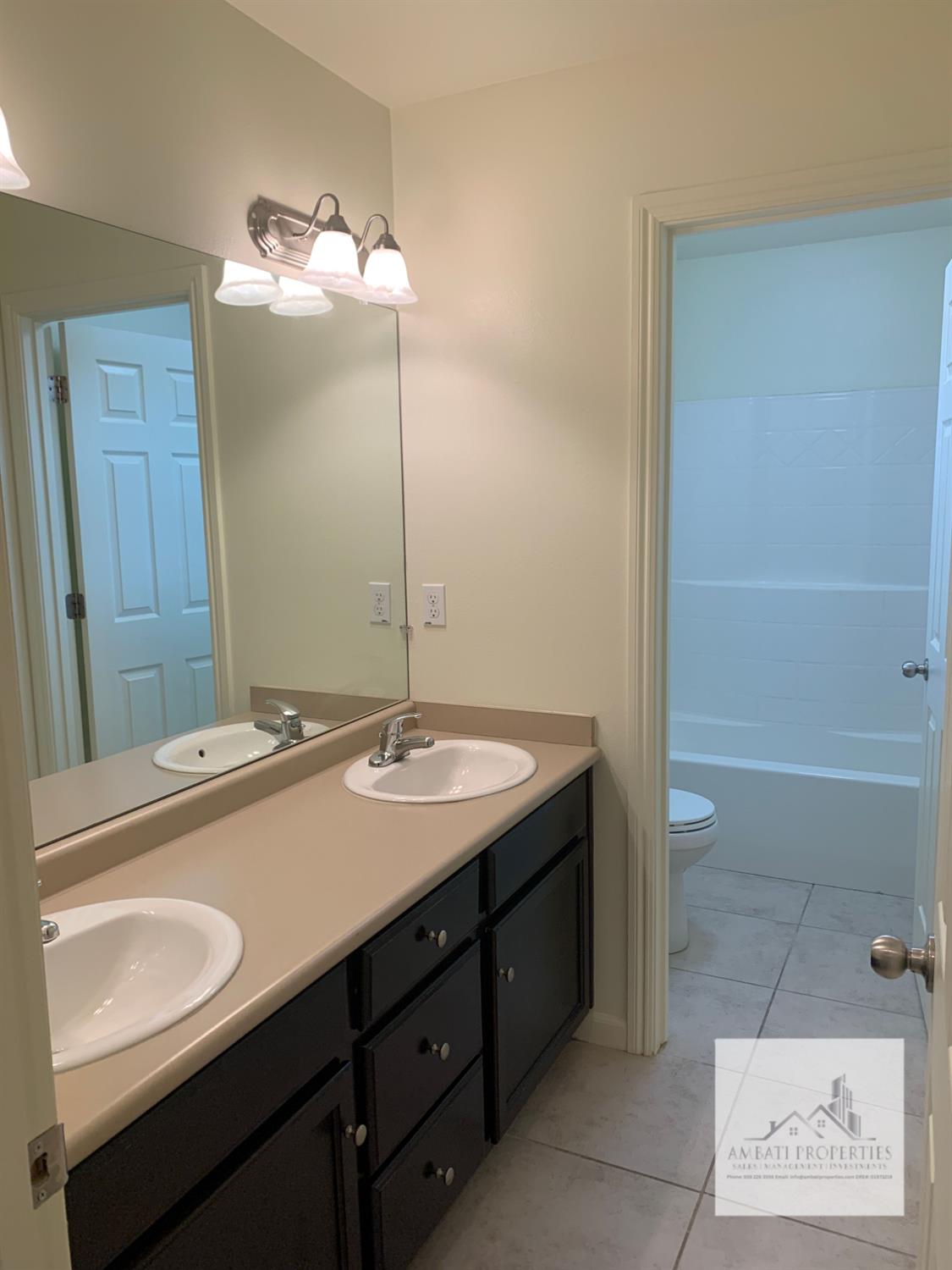 3663 Etchings Way Clovis, CA 93619 - Photo 20 of 26 a bathroom with a sink and a mirror