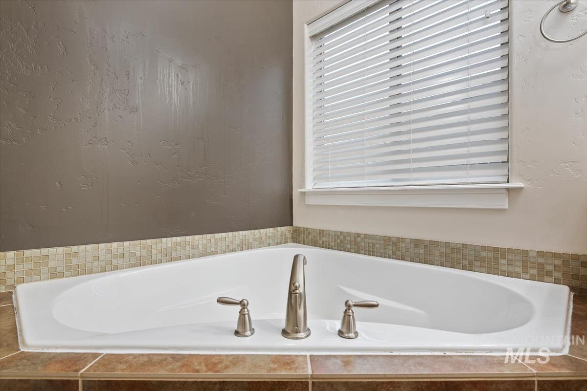 640 Southwest Miner Street Mountain Home, ID 83647 - Photo 31 of 35 Full bath with a bath and a textured wall