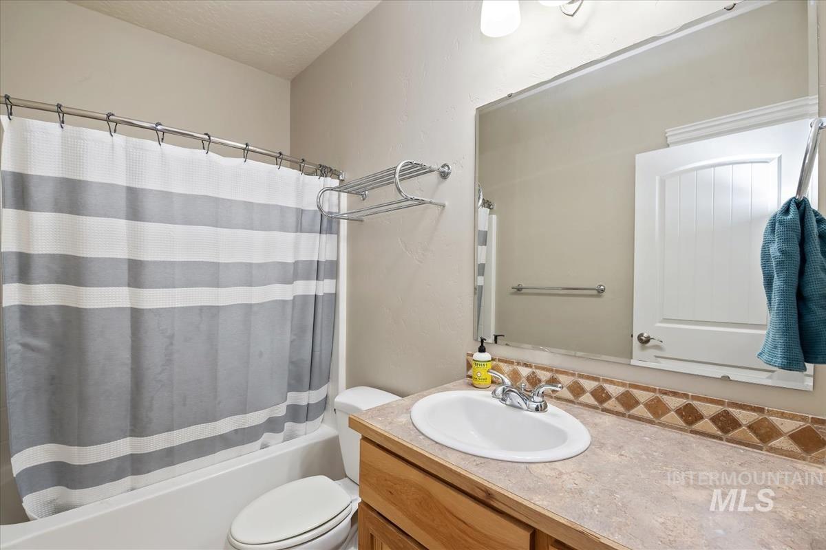 640 Southwest Miner Street Mountain Home, ID 83647 - Photo 6 of 35 Full bathroom featuring shower / bath combination with curtain and vanity