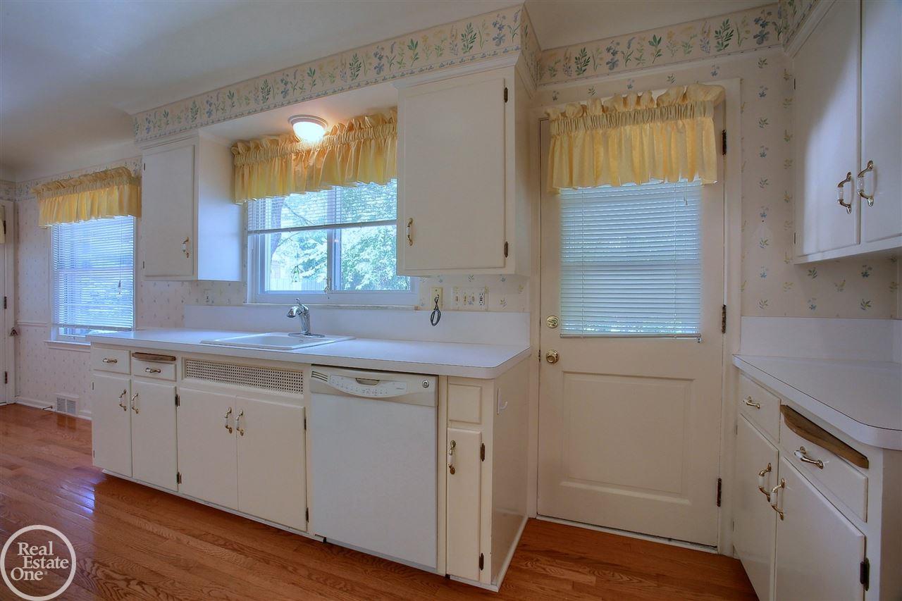 1680 Oxford Road Grosse Pointe, MI 48236 - Photo 8 of 30 50016375-7.JPG