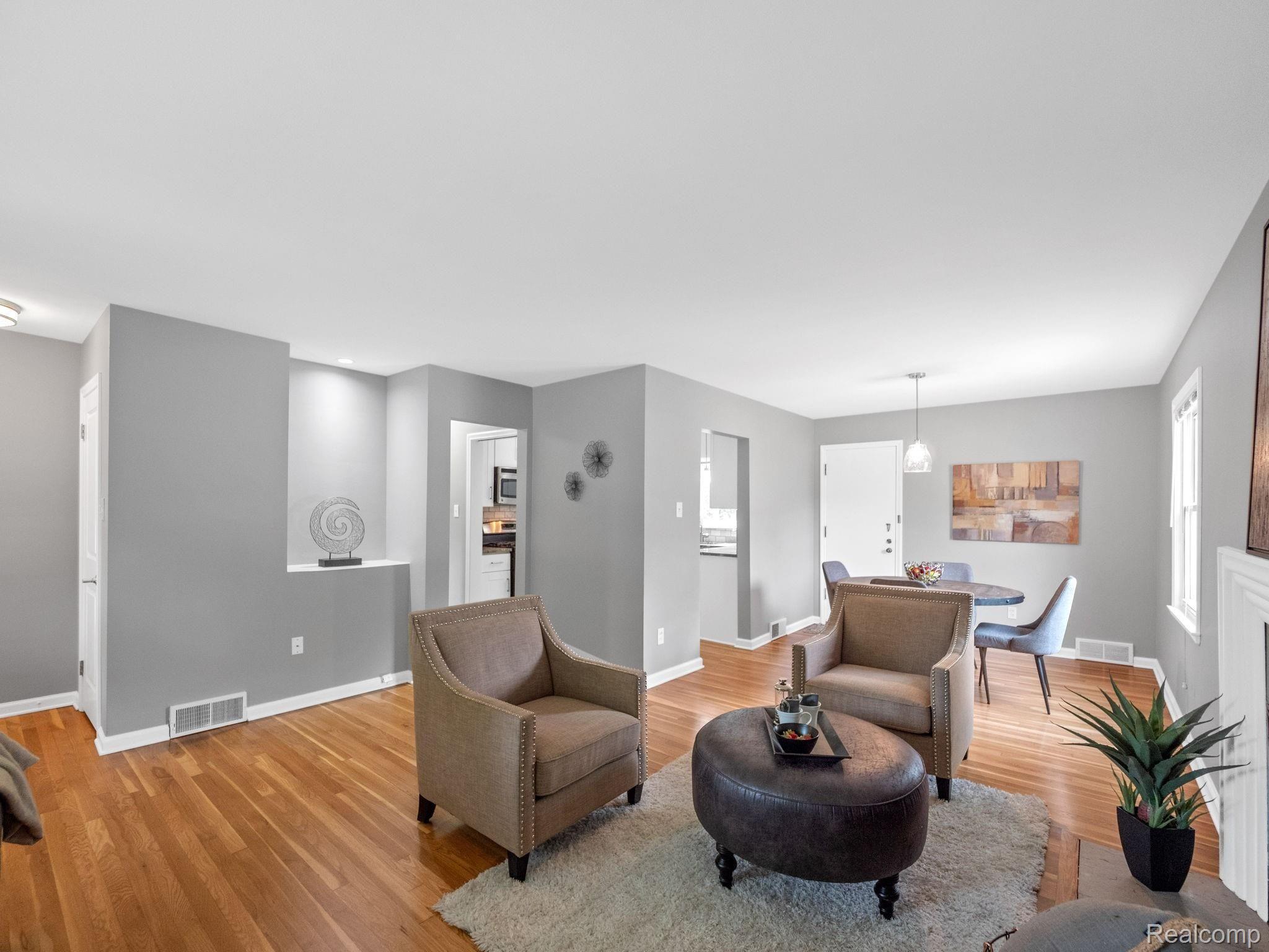 1690 East Maple Road Birmingham, MI 48009 - Photo 5 of 32 13-web-or-mls-P3811058.jpg