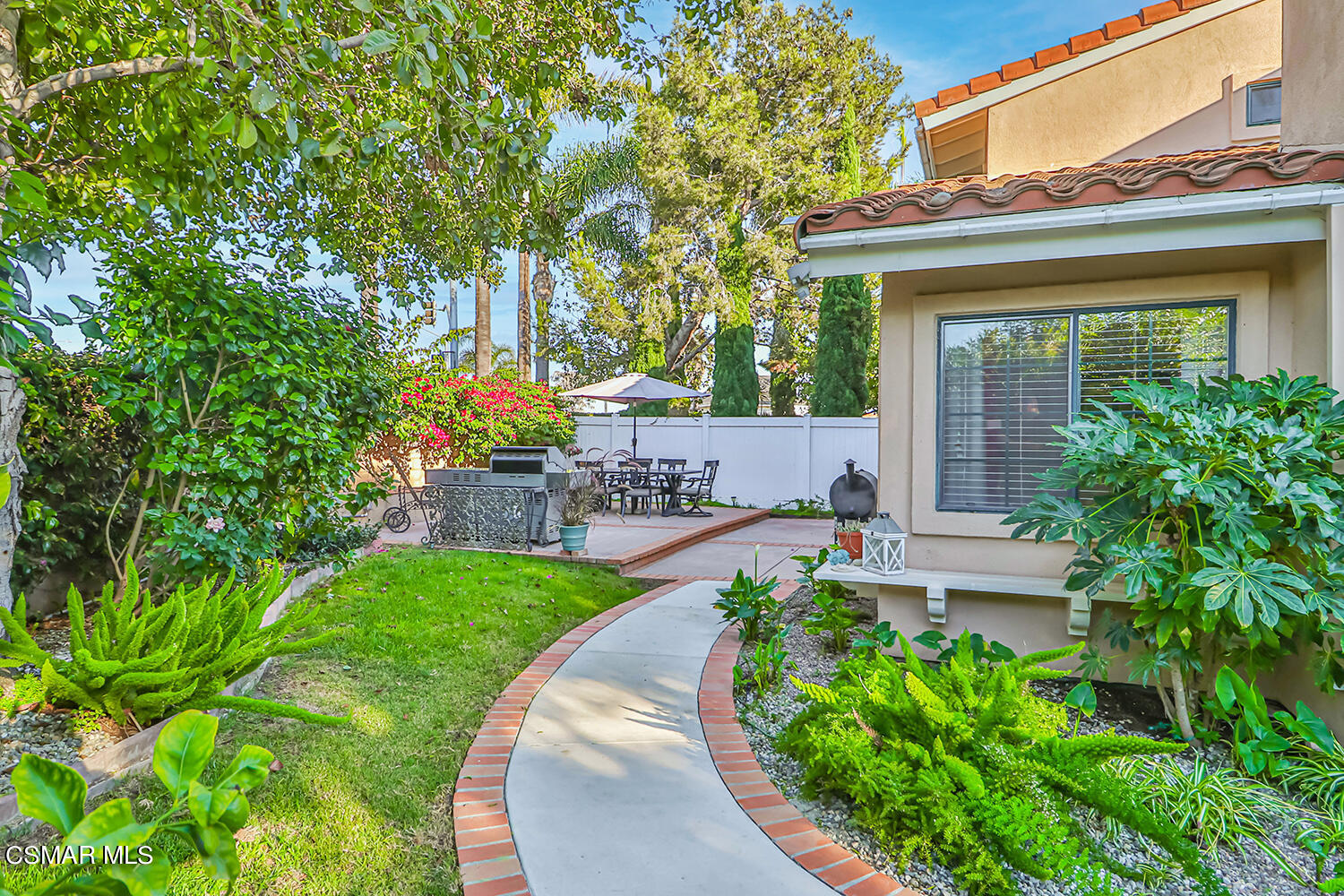 2911 Fanshell Walk Oxnard, CA 93035 - Photo 36 of 42 a view of a house with a garden