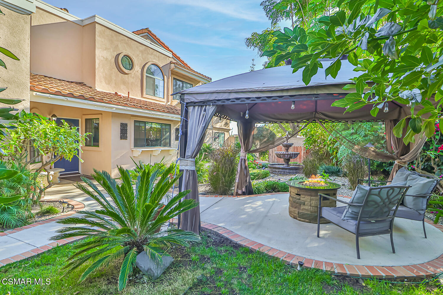 2911 Fanshell Walk Oxnard, CA 93035 - Photo 6 of 42 a front view of a house with garden