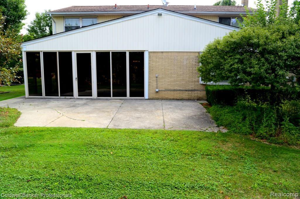 16203 Wayne Road Livonia, MI 48154 - Photo 30 of 30 Sunroom over looking backyard