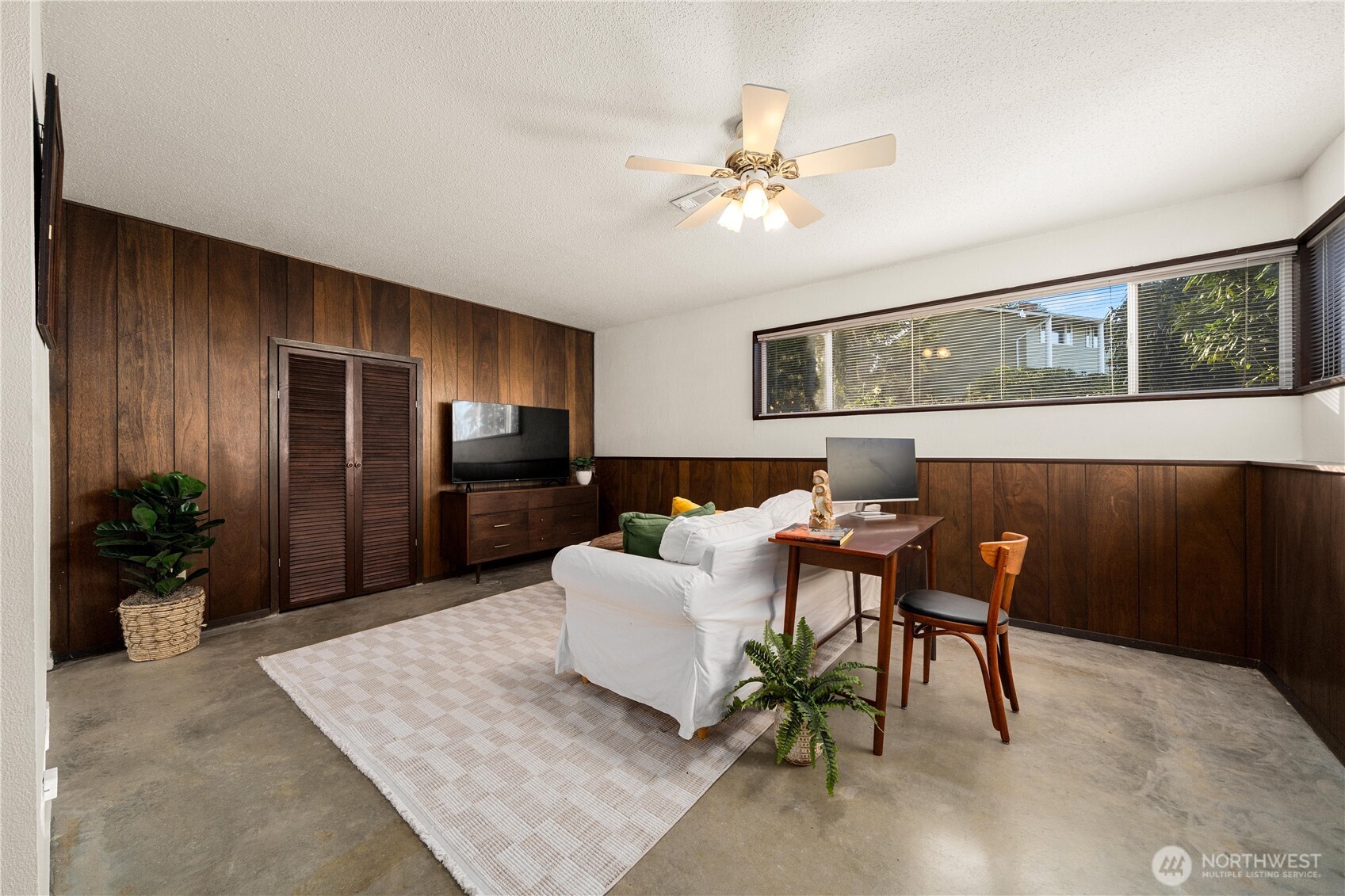30024 2nd Avenue Southwest Federal Way, WA 98023 - Photo 22 of 40 a living room with furniture
