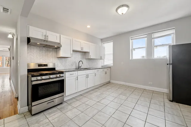 $2,100 | 7515 South Essex Avenue, Unit 1, Chicago, IL 60649