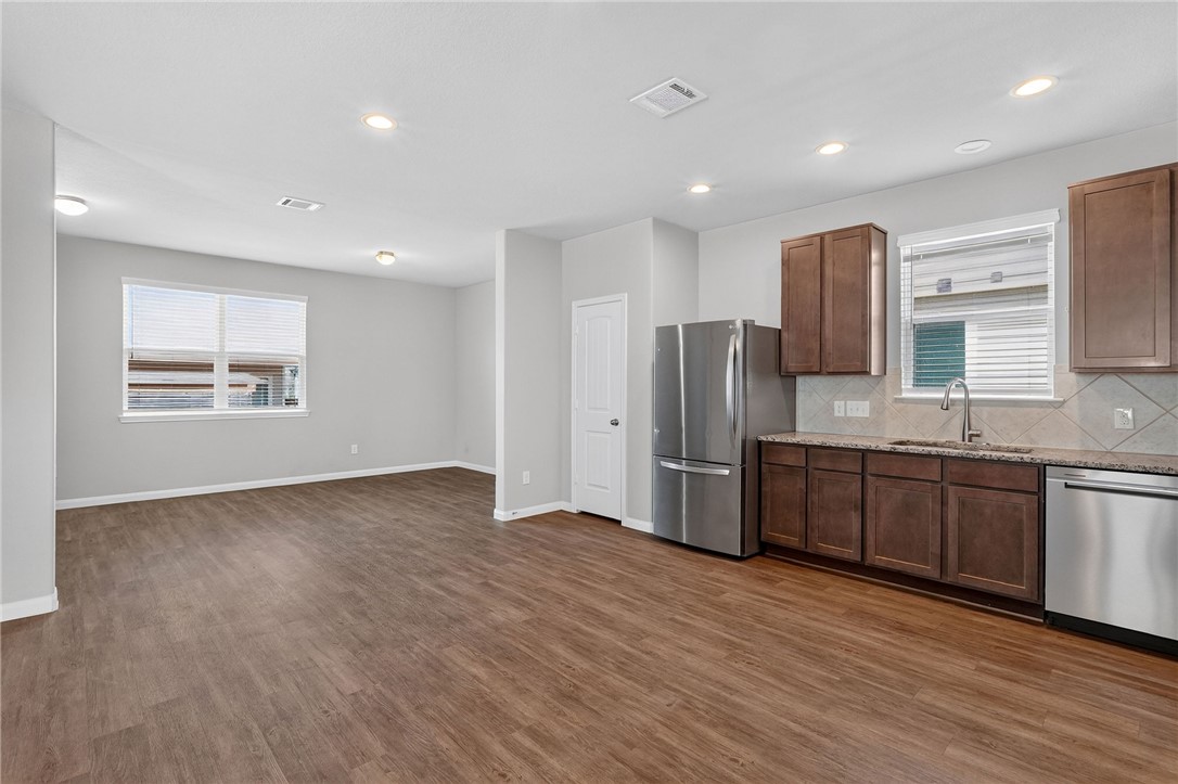 4702 Los Pines Way Bryan, TX 77807 - Photo 4 of 36 Gallery Image 4
