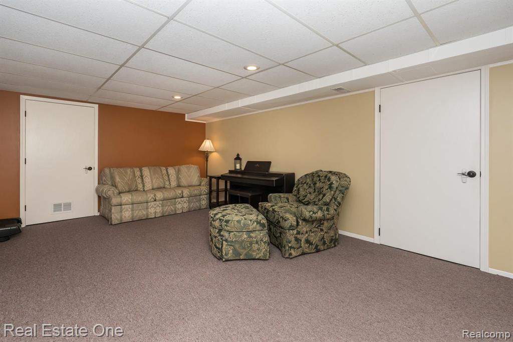 2090 Cumberland Road Rochester, MI 48307 - Photo 27 of 32