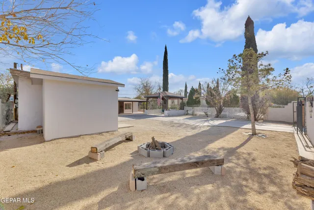 a view of a backyard