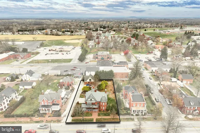 a picture of a wall with white and white walls