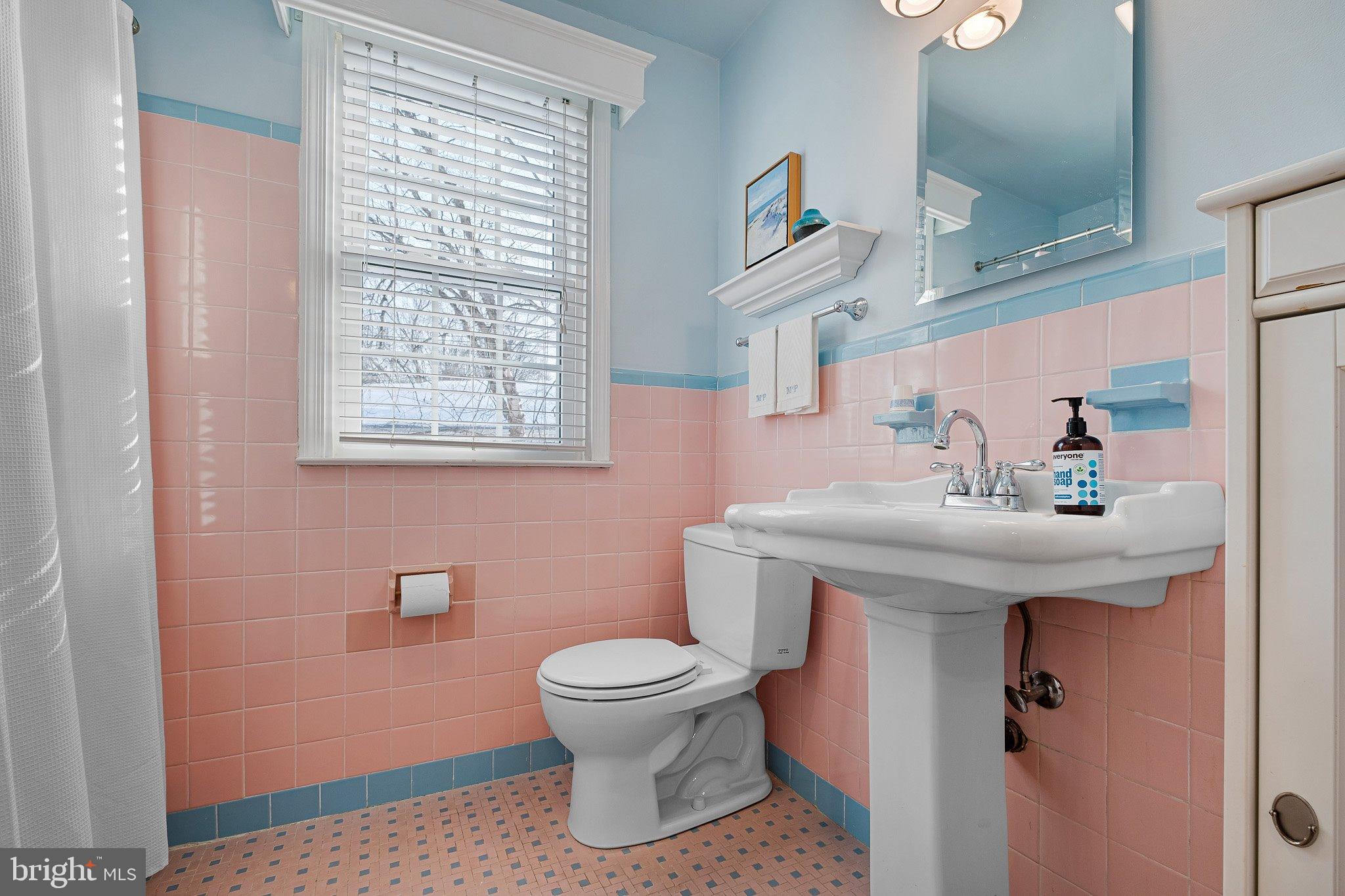 200 Oakwood Road Wilmington, DE 19803 - Photo 25 of 33 Hallway Bathroom