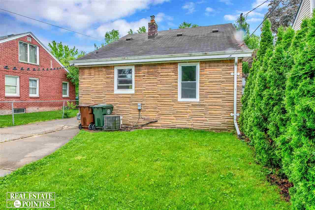 2050 Roslyn Road Grosse Pointe Woods, MI 48236 - Photo 8 of 30