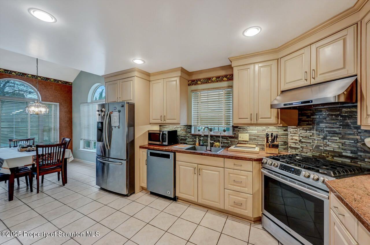 20 Hedge Row Run Clarks Summit, PA 18411 - Photo 17 of 66 20 Hedge Row Run 19 Large