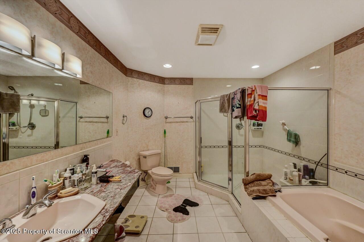 20 Hedge Row Run Clarks Summit, PA 18411 - Photo 26 of 66 a very nice looking room with a couch