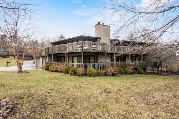 $510,000 | 890 Windsor Drive, Unit 4, Fontana, WI 53125