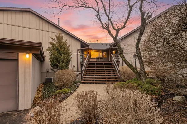 $510,000 | 890 Windsor Drive, Unit 4, Fontana, WI 53125