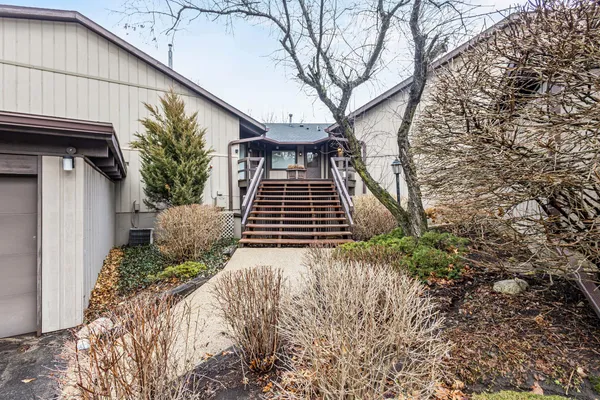 $510,000 | 890 Windsor Drive, Unit 4, Fontana, WI 53125