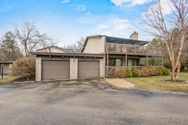 $510,000 | 890 Windsor Drive, Unit 4, Fontana, WI 53125