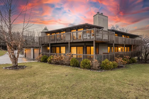 $510,000 | 890 Windsor Drive, Unit 4, Fontana, WI 53125