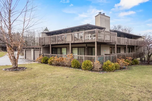 $510,000 | 890 Windsor Drive, Unit 4, Fontana, WI 53125