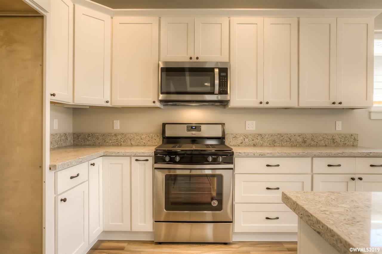 412 Southwest Applegate Trail Drive Dallas, OR 97338 - Photo 14 of 31 Gallery Image 14
