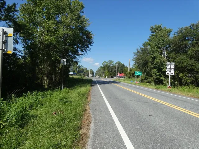 a view of street with a small yard