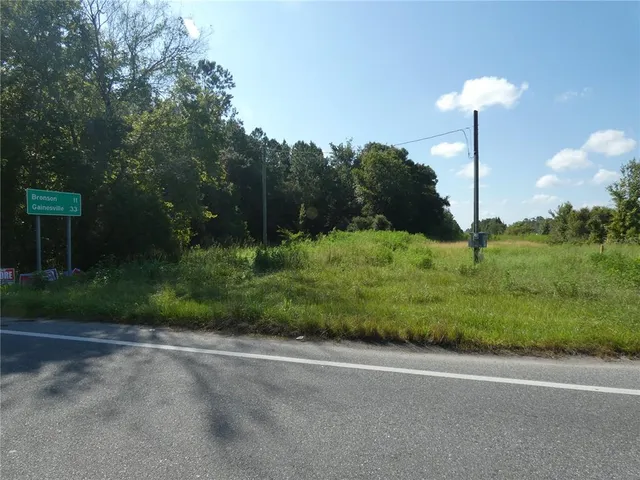 a street sign on the side of a road