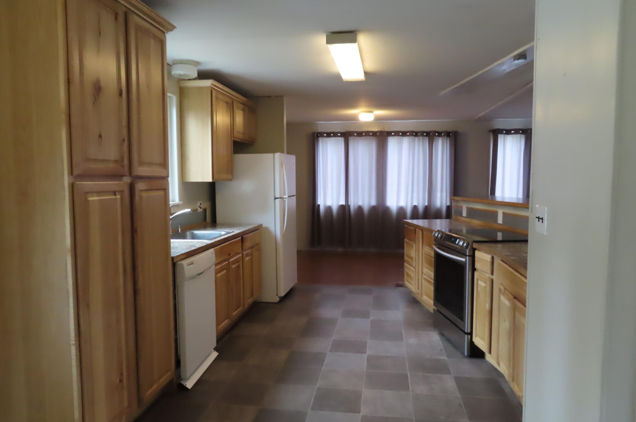 150045 Jerry Road La Pine, OR 97739 - Photo 10 of 39 Kitchen to Dining area