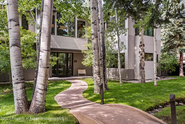 a view of a house with backyard and garden