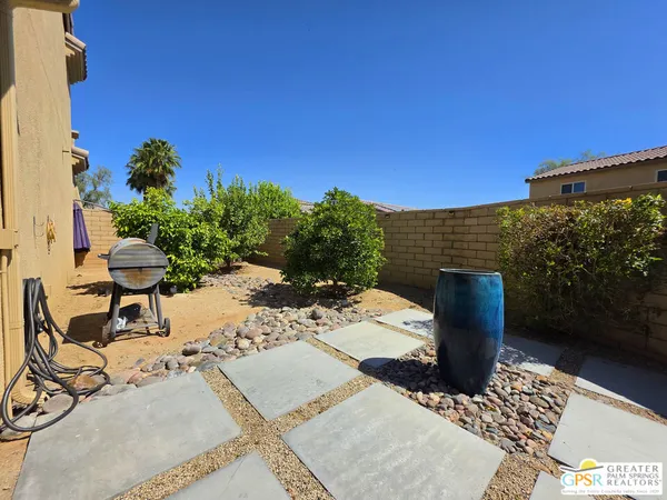 a view of backyard of the house