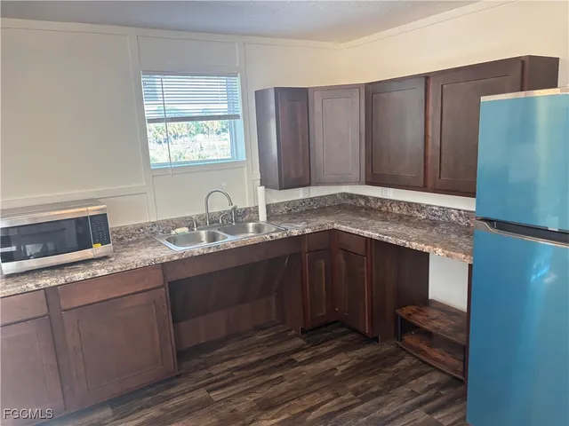 a view of yard with green space