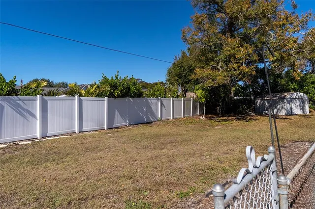 a view of a backyard