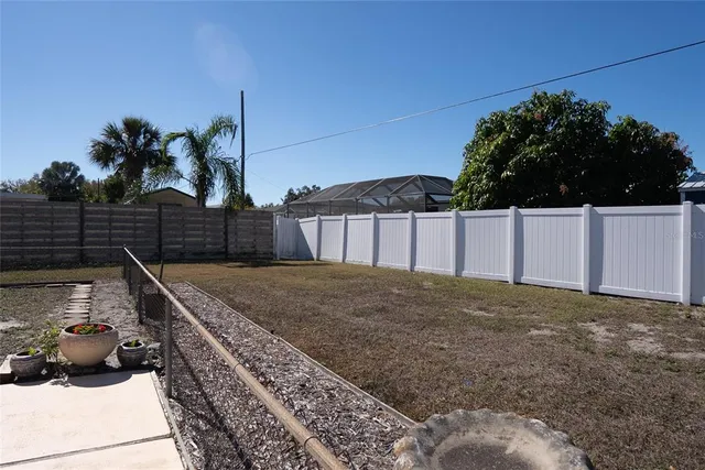 a view of a backyard