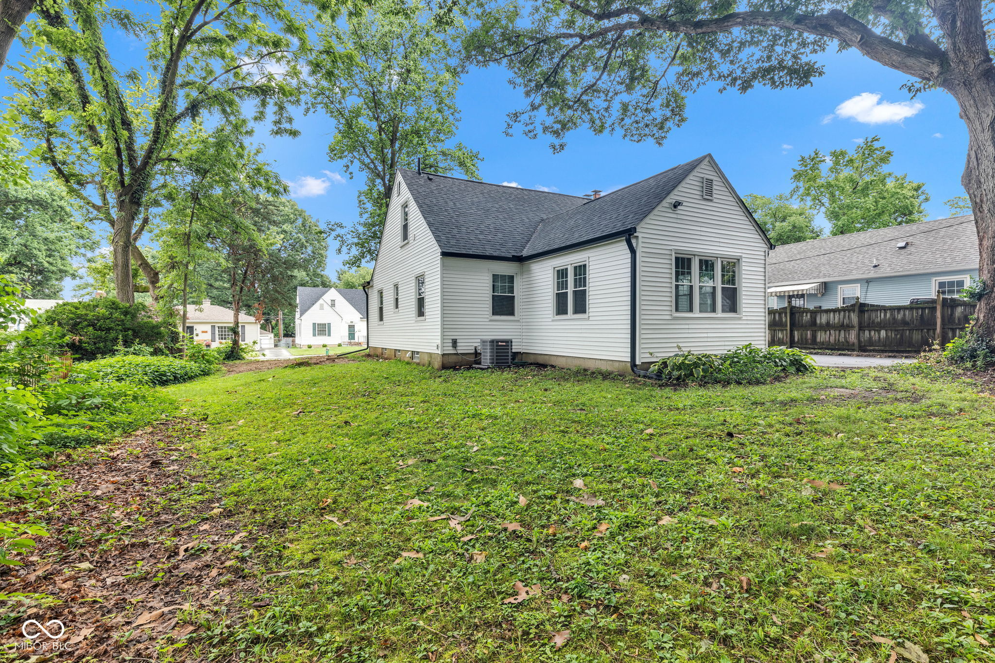 2631 Mcleay Drive Indianapolis, IN 46220 - Photo 4 of 37