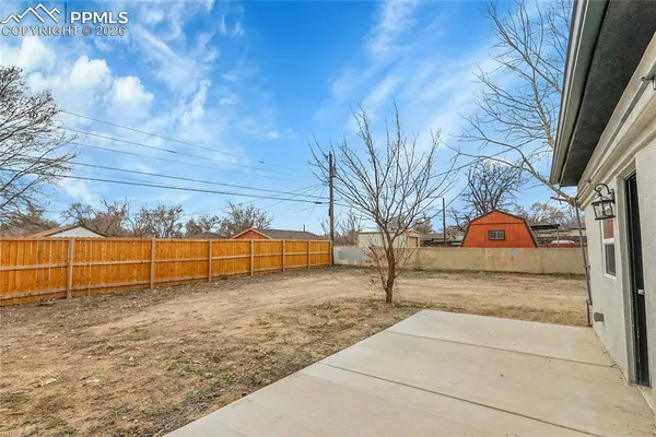a view of back yard of the house