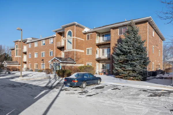 $1,995 | 881 North Swift Road, Unit 203, Addison, IL 60101