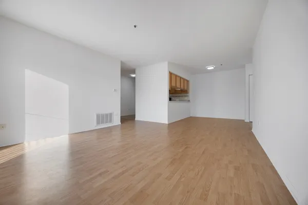 $1,995 | 881 North Swift Road, Unit 203, Addison, IL 60101