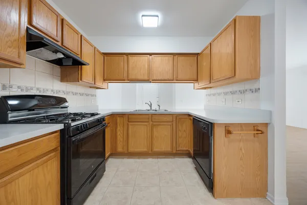 $1,995 | 881 North Swift Road, Unit 203, Addison, IL 60101